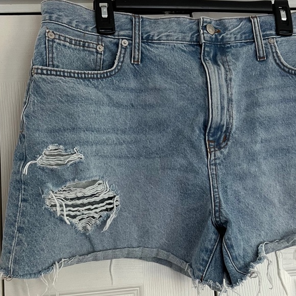 MADEWELL Women's Light Wash Mom Jean Distressed Denim Shorts ~ Ladies Size 32 - Picture 3 of 6